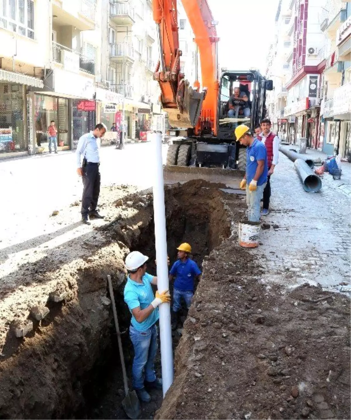 Efeler Kıbrıs Caddesi\'nde Yağmursuyu Çilesi Bitiyor