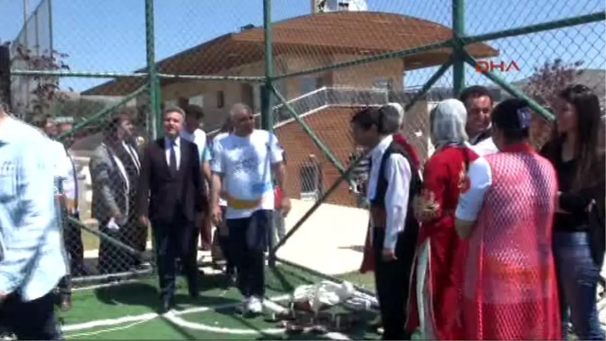 Elazığ\'da Engelliler Vali ile Futbol Oynadı