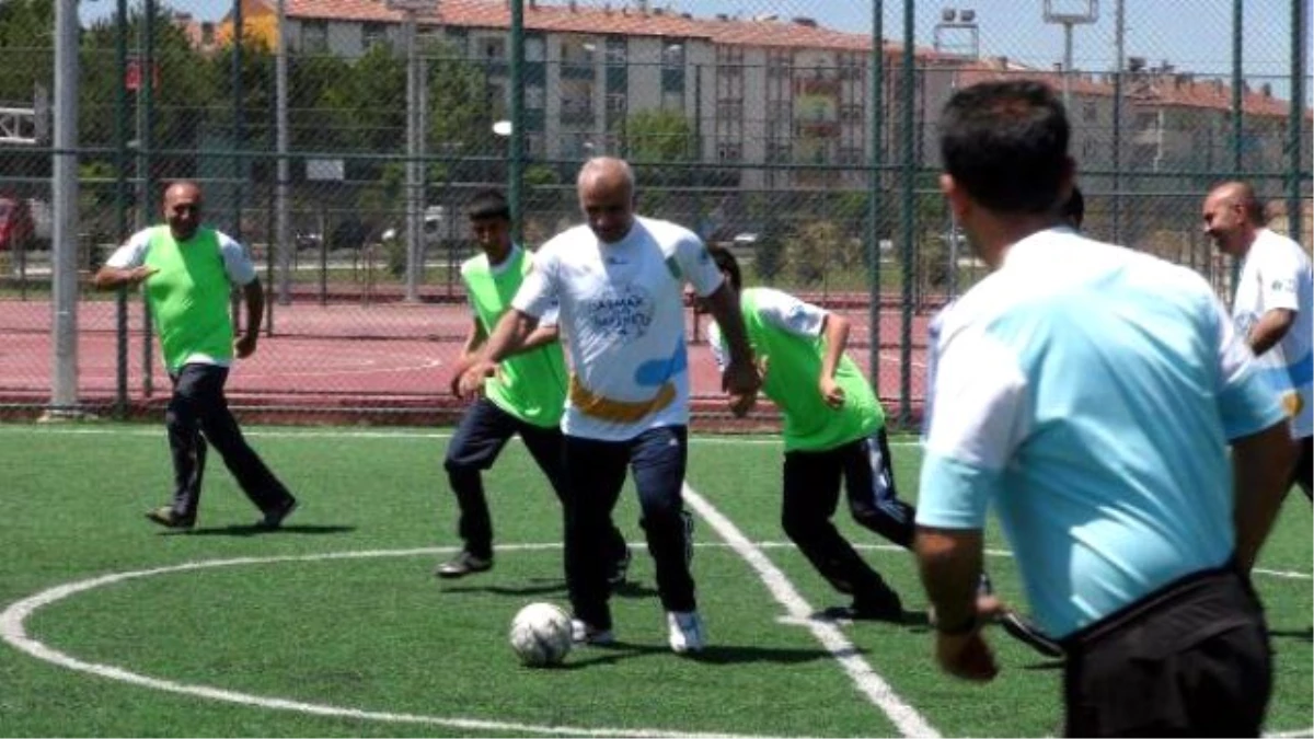 Elazığ Valisi Engellilerle Futbol Oynadı