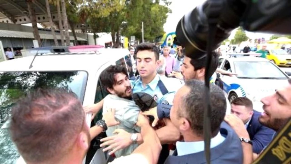 Fenerbahçeli Taraftarlar, Galatasaray Taraftarına Saldırdı