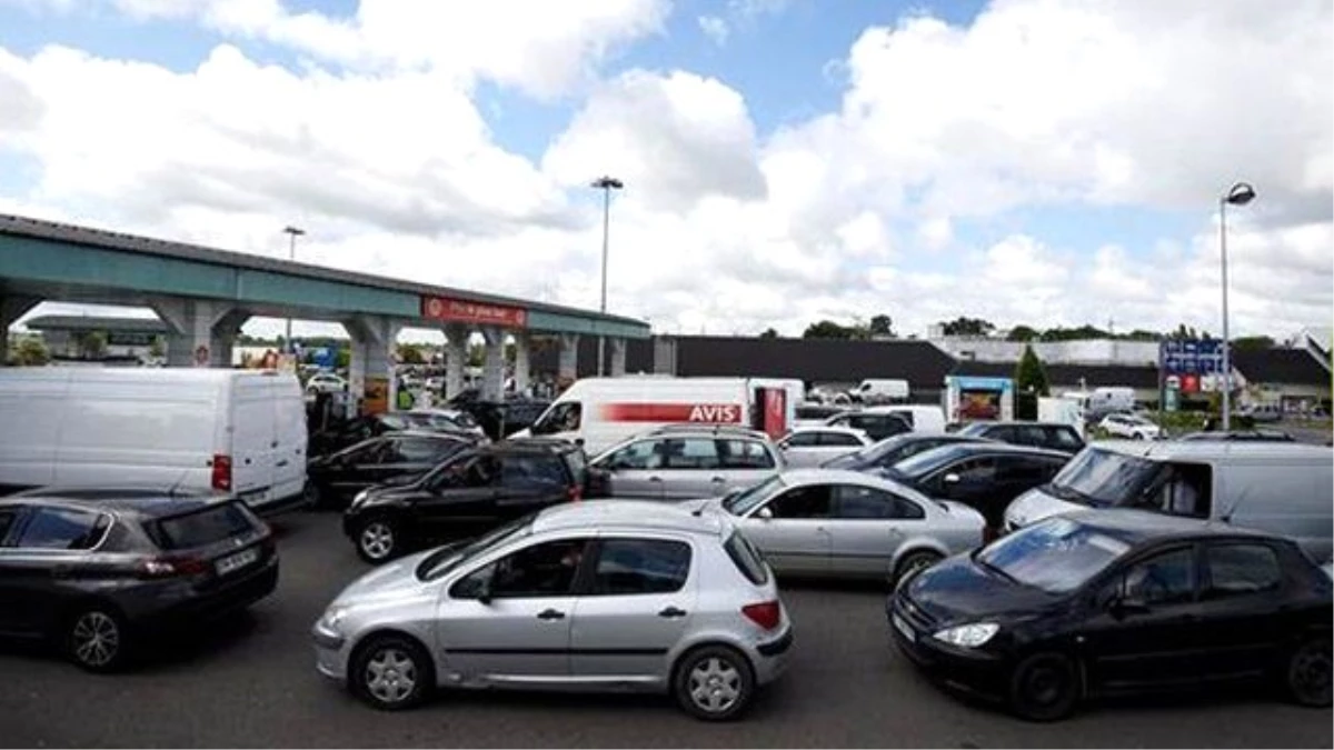 Fransa\'da Benzin Krizi Devam Ediyor