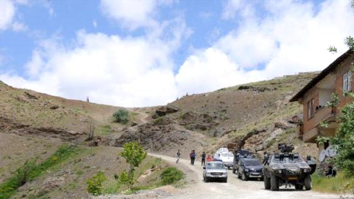 Hakkari\'de PKK\'nın Menfeze Yerleştirdiği Bomba İmha Edildi