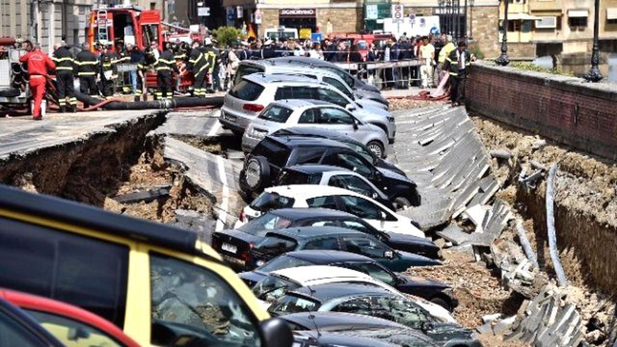 İtalya'da Yol Çöktü, 20 Araç İçine Düştü