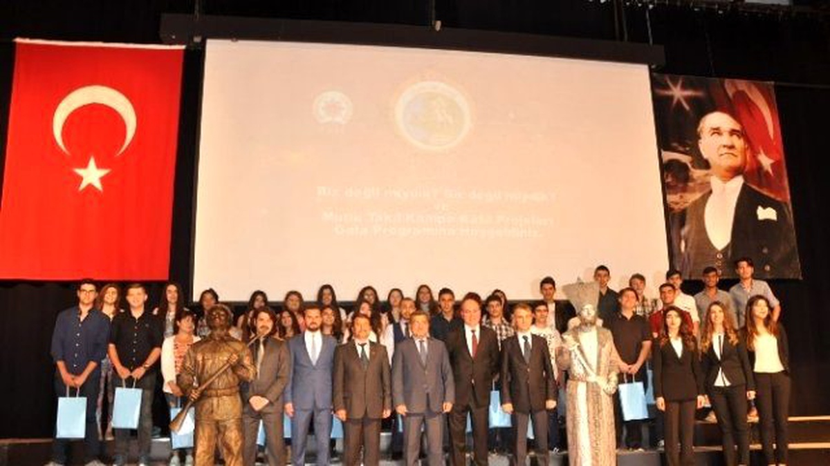 İzmir Polisi Suçlularla Uğraşırken Gençleri İhmal Etmedi