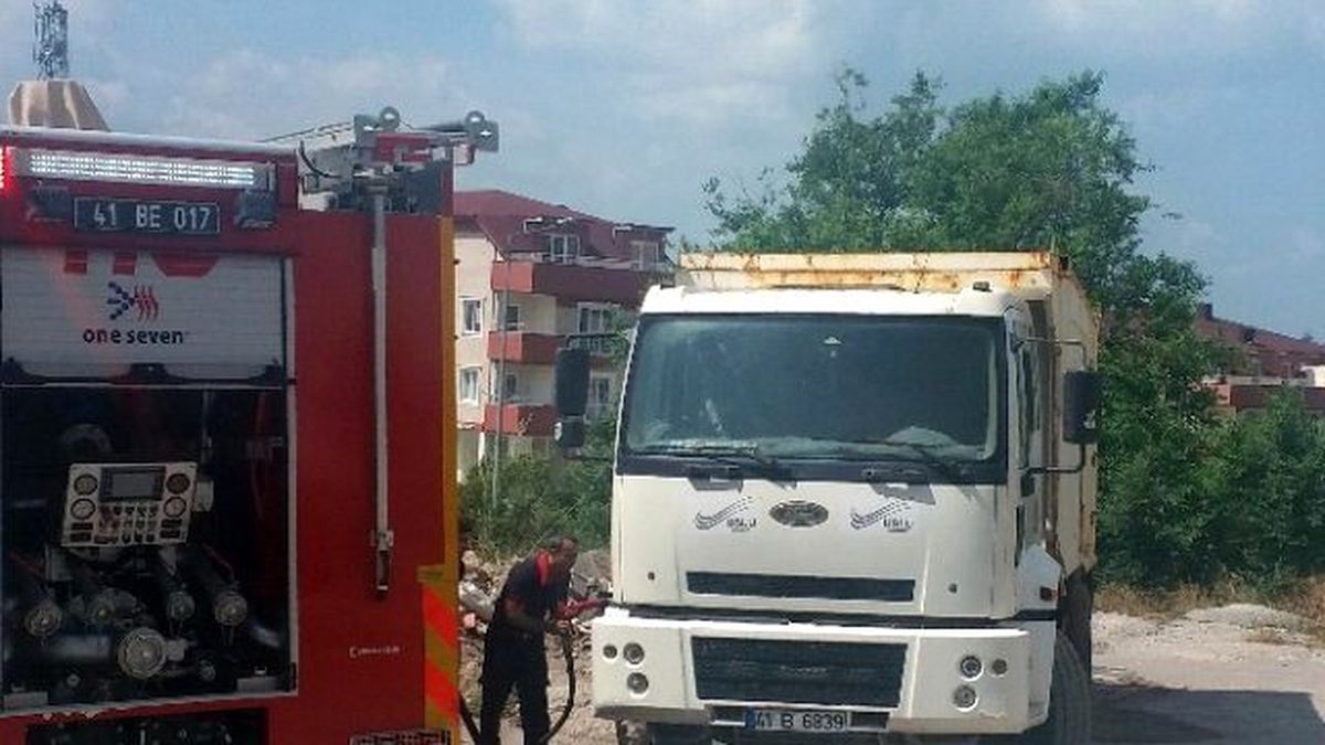 Kamyonda Çıkan Yangını Kumla Söndürdü