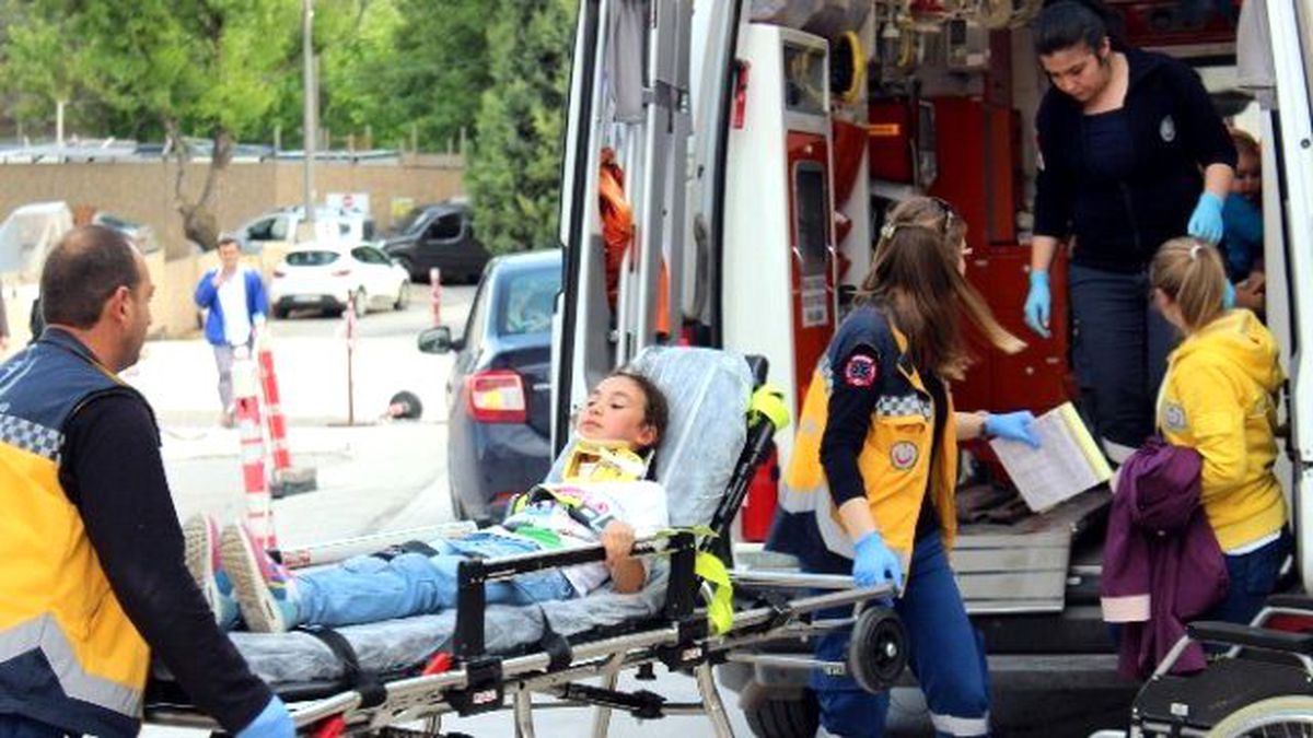 Kamyonet ile Öğrenci Servisi Çarpıştı: 2\'si Çocuk 4 Kişi Yaralandı