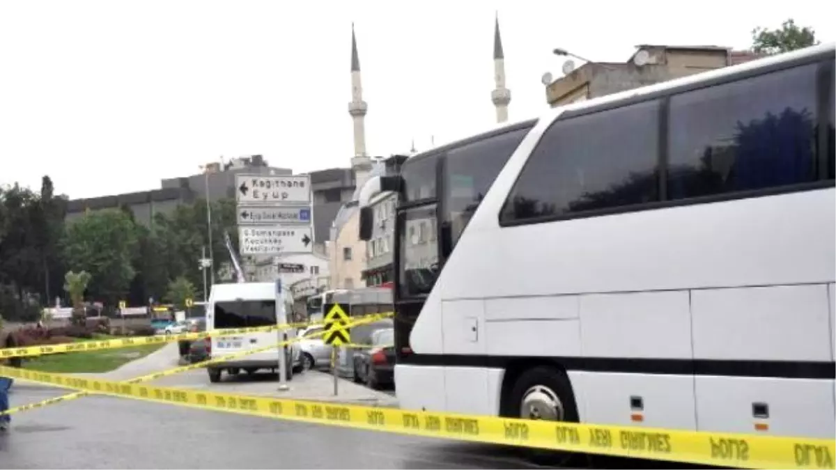 Kavşağı Kaçırıp Geri Geri Gelen Otobüsün Altında Kaldı