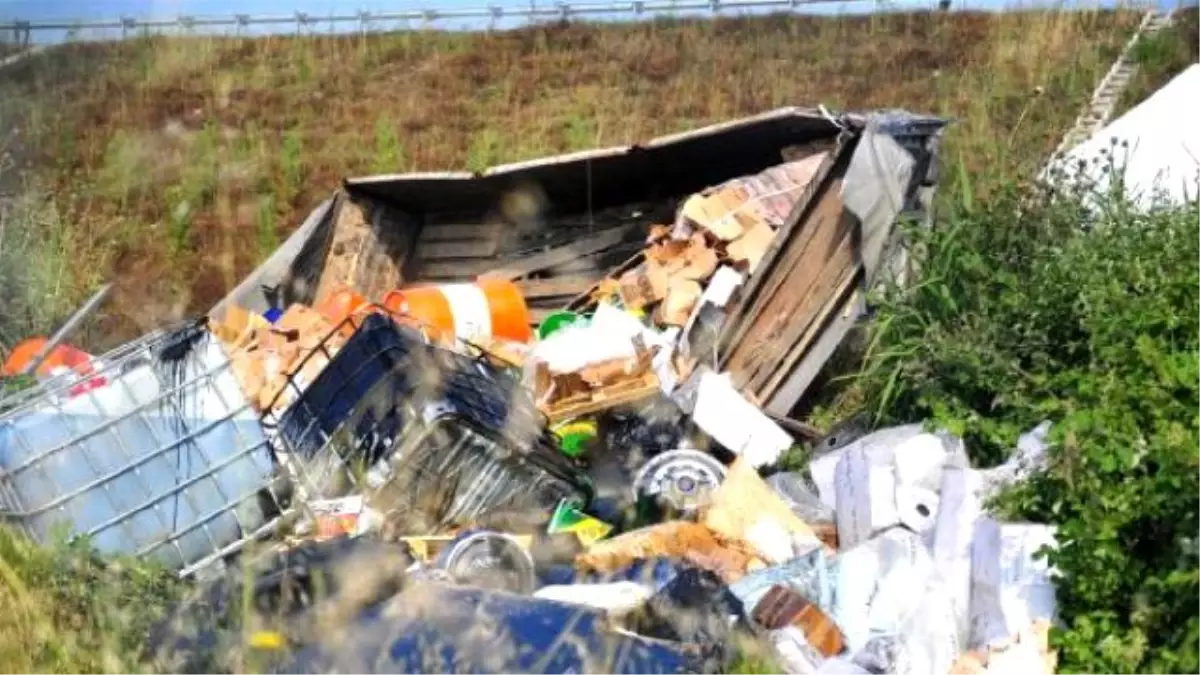 Depo Malzemeleri Yüklü Kamyon Bahçeye Girerek Durabildi