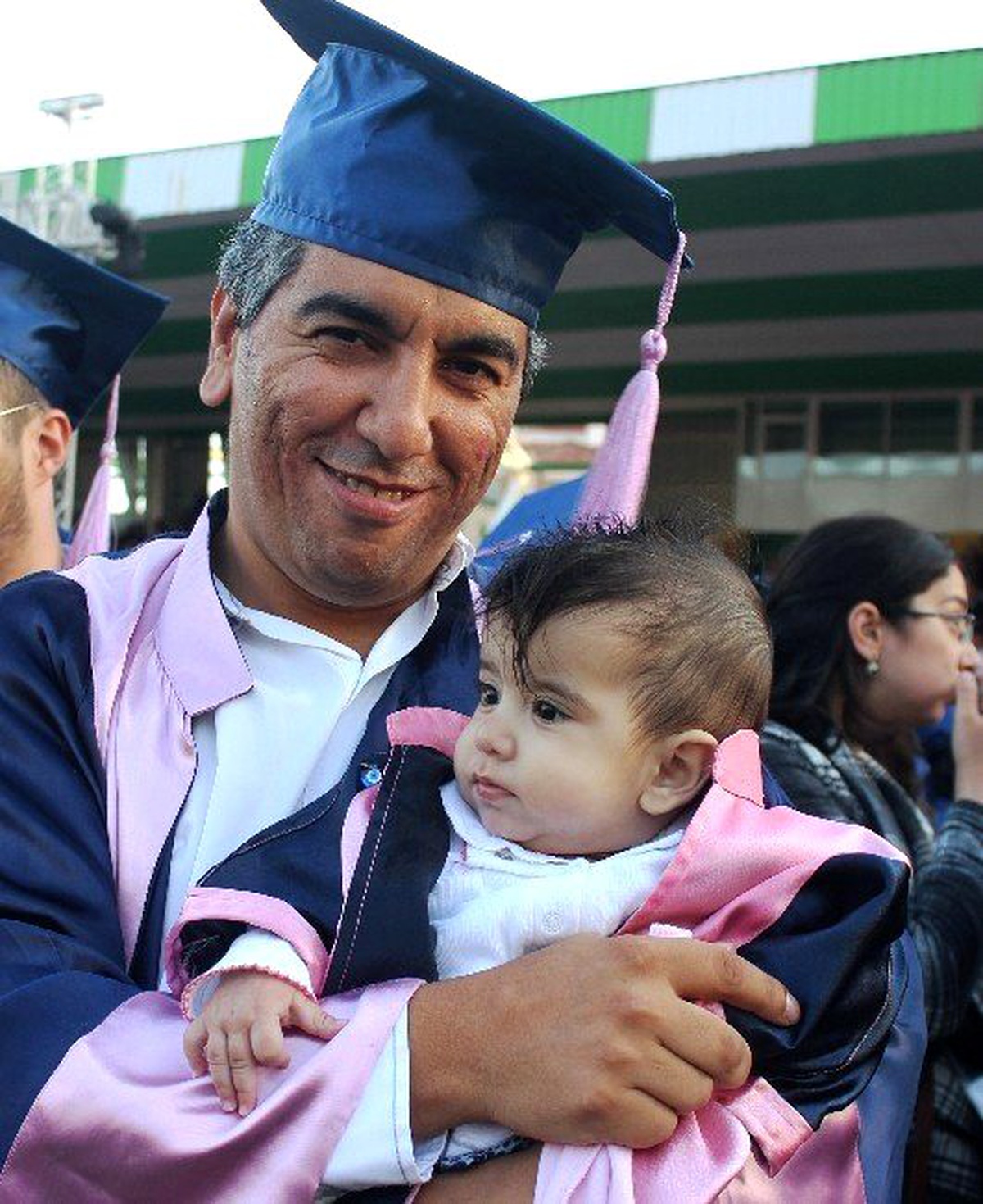 Mezuniyet Belgesini Almaya 6 Aylık Kızıyla Geldi