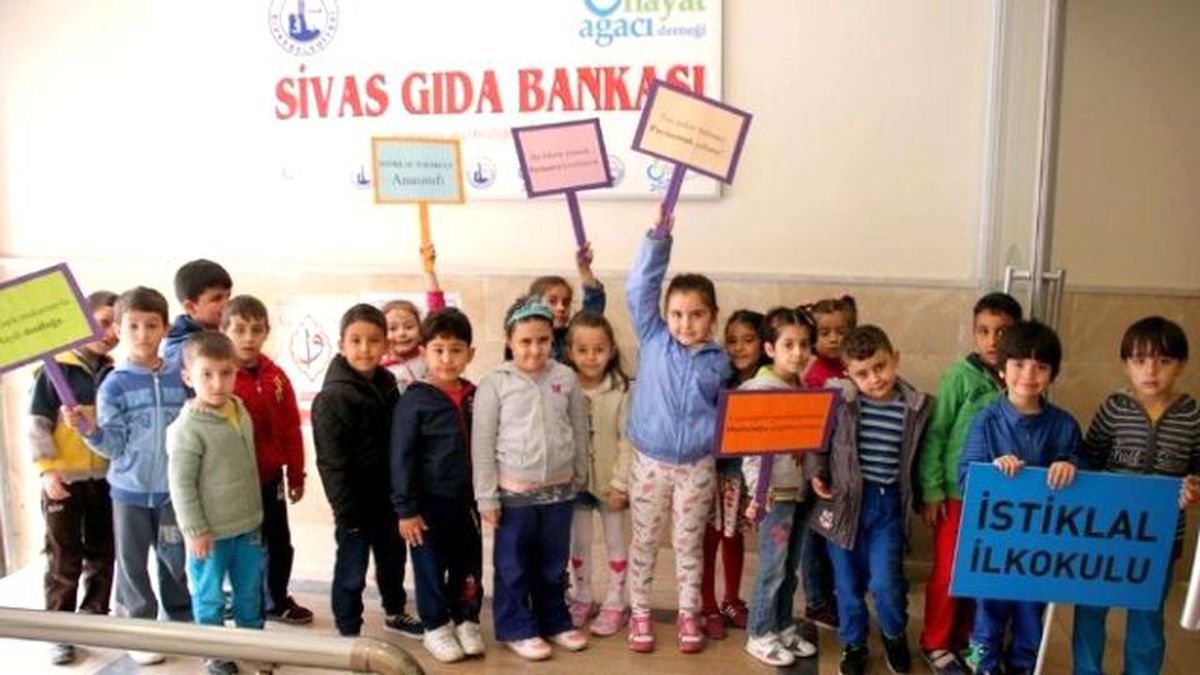 Minik Öğrencilerden Hayat Ağacı\'na Anlamlı Yardım