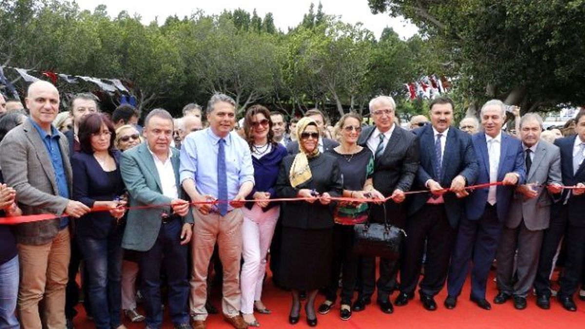 Muratpaşa\'nın Kadınları Ele Emeklerini Sergiye Açtı