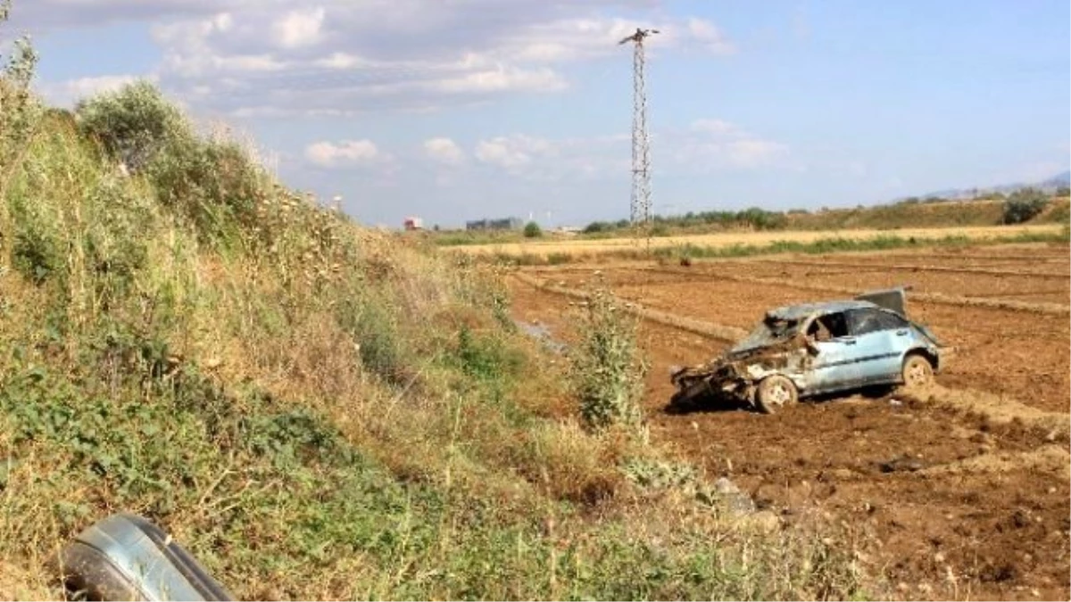 Otomobil Tarlaya Uçtu, Sürücü Yaralı Kurtuldu