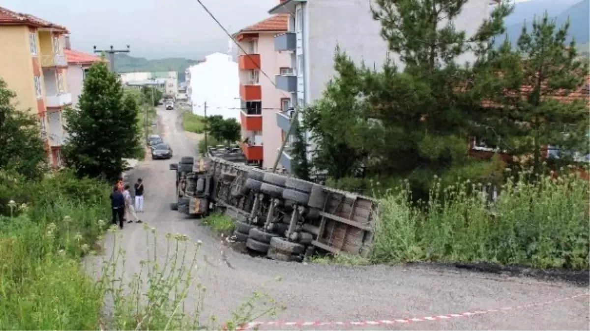 Tuğla Yüklü Tır Devrildi: 2 Yaralı