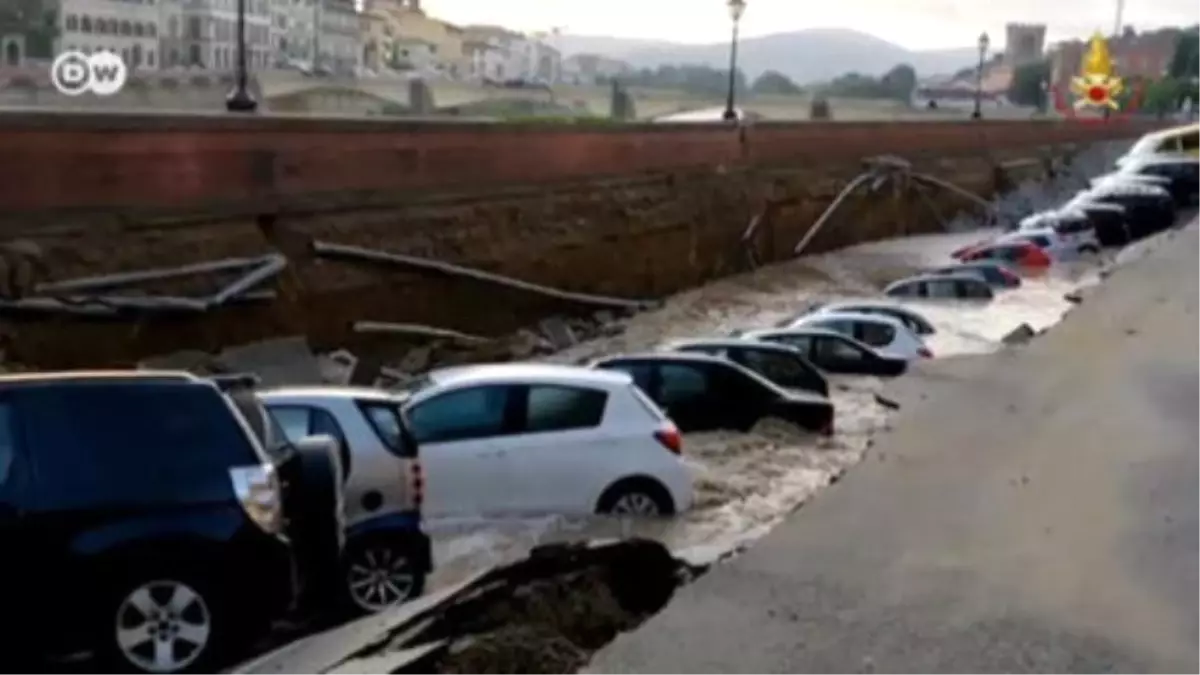 Turistik Merkezde Yol Çöktü