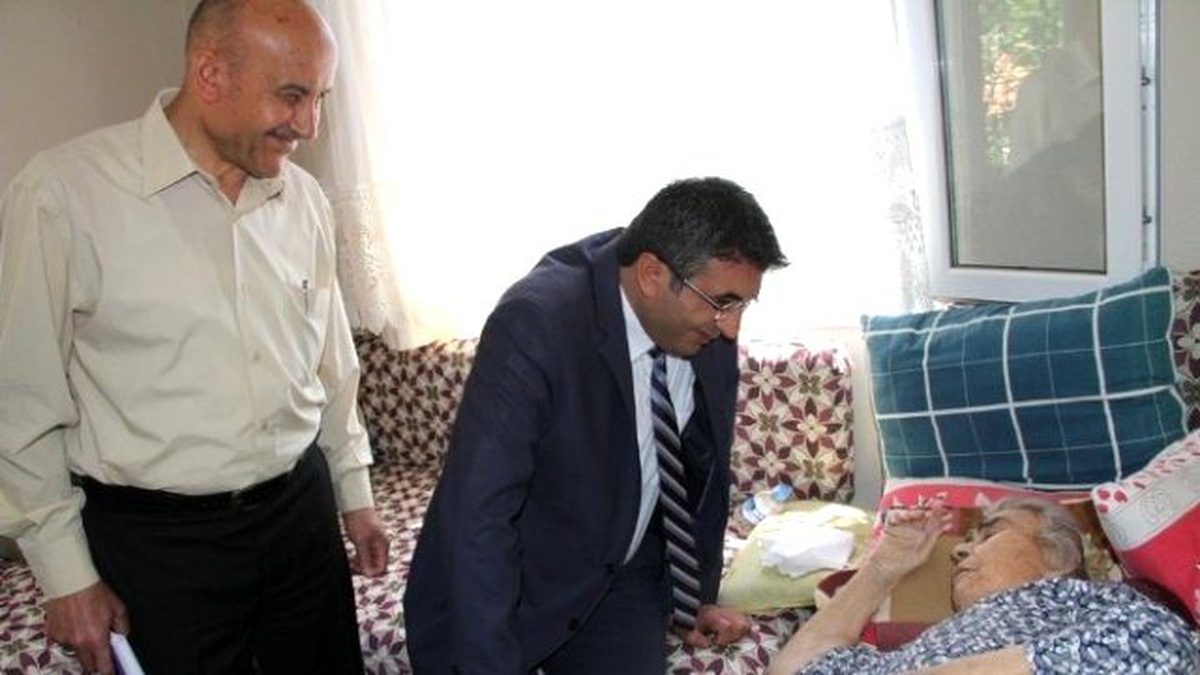 Yatağa Mahkum Kalan Yaşlı Kadının Yüzü Büyükşehirle Güldü