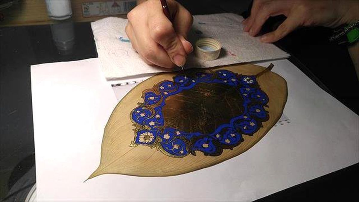 ABD'den Getirttiği Yapraklara Tezhip İşleyip Geri Satıyor