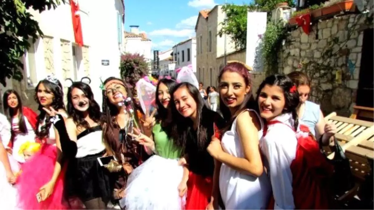 Alaçatı\'da Karnaval Gibi Çocuk Şenliği