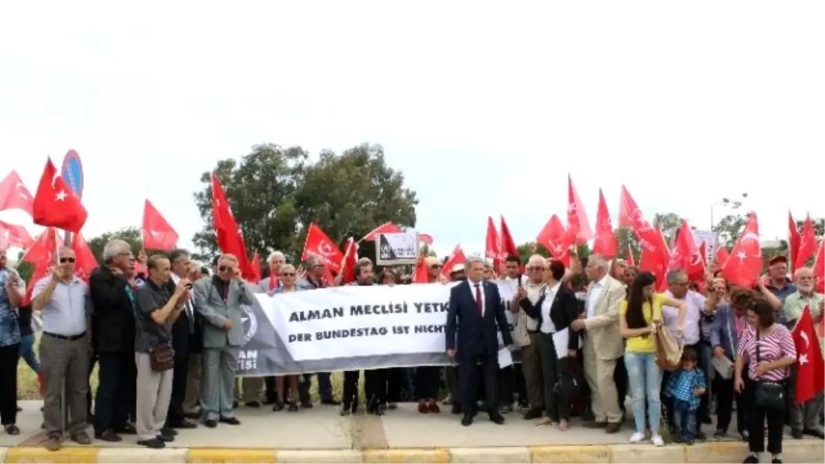 Alman Büyükelçiliği Önünde Sözde Soykırım Protestosu