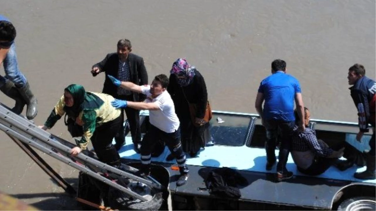 Amasya\'da Minibüs Köprüden Irmağa Uçtu: 14 Yaralı