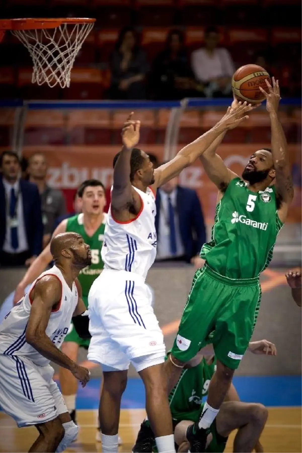 Anadolu Efes, Yarı Final Serisinde 2-0 Öne Geçti