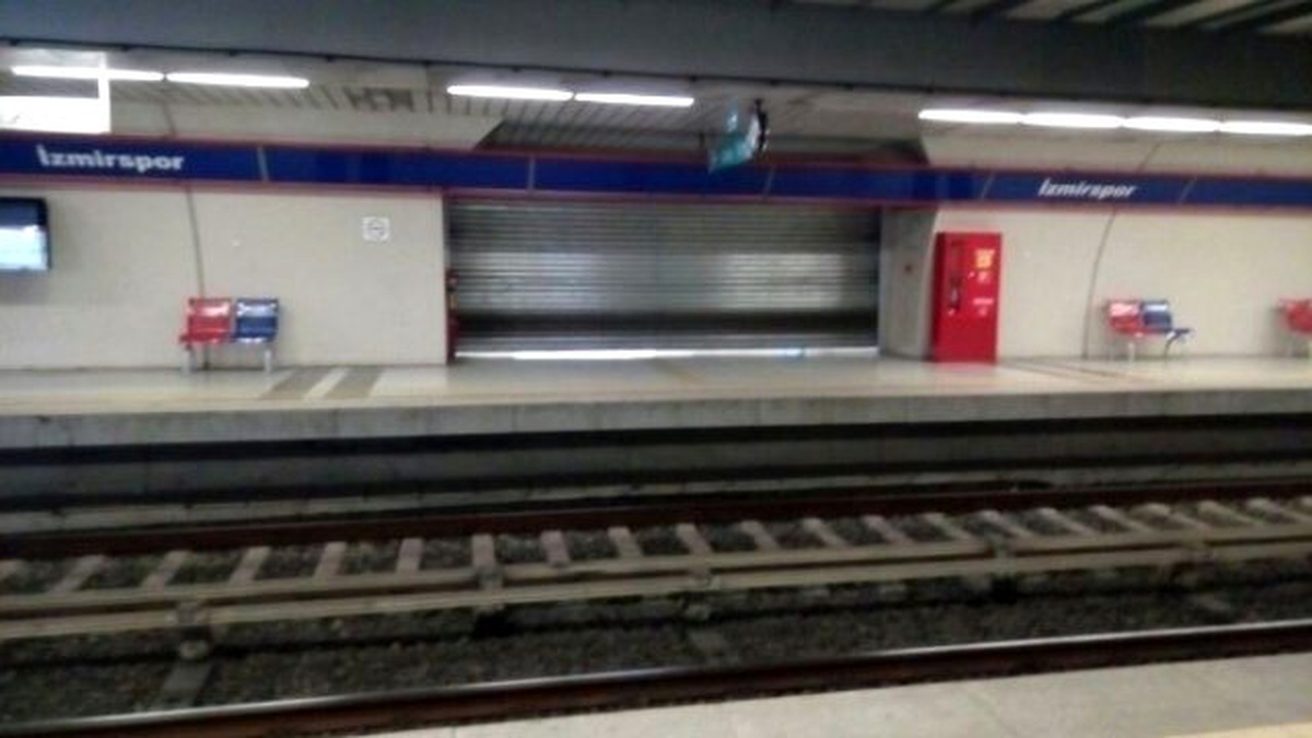 Aziz Kocaoğlu\'na Kızdı, Çıplak Heykeli Balyozla Kırdı