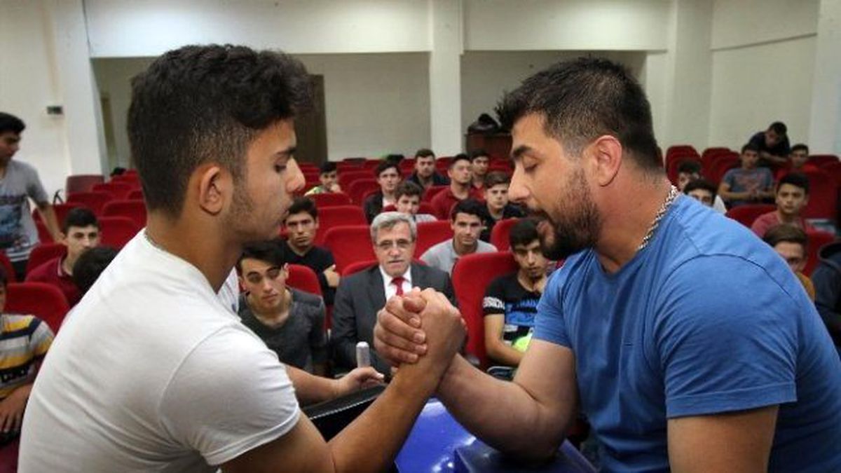 Başkan Akcan Bilek Güreşi Turnuvasını Yakından Takip Etti