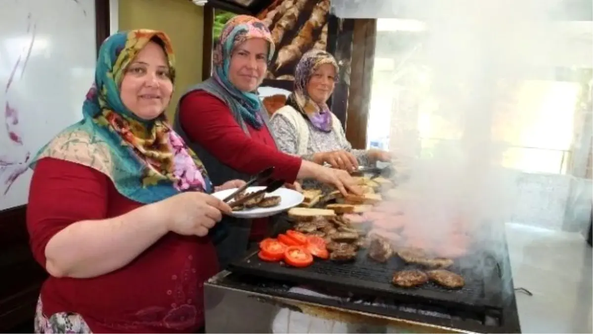 Bu Lokantada Köfteyi Kadınlar Pişiriyor