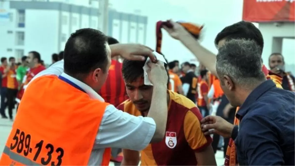 Derbi Öncesi Çıkan Arbedede Bir Taraftar Yaralandı