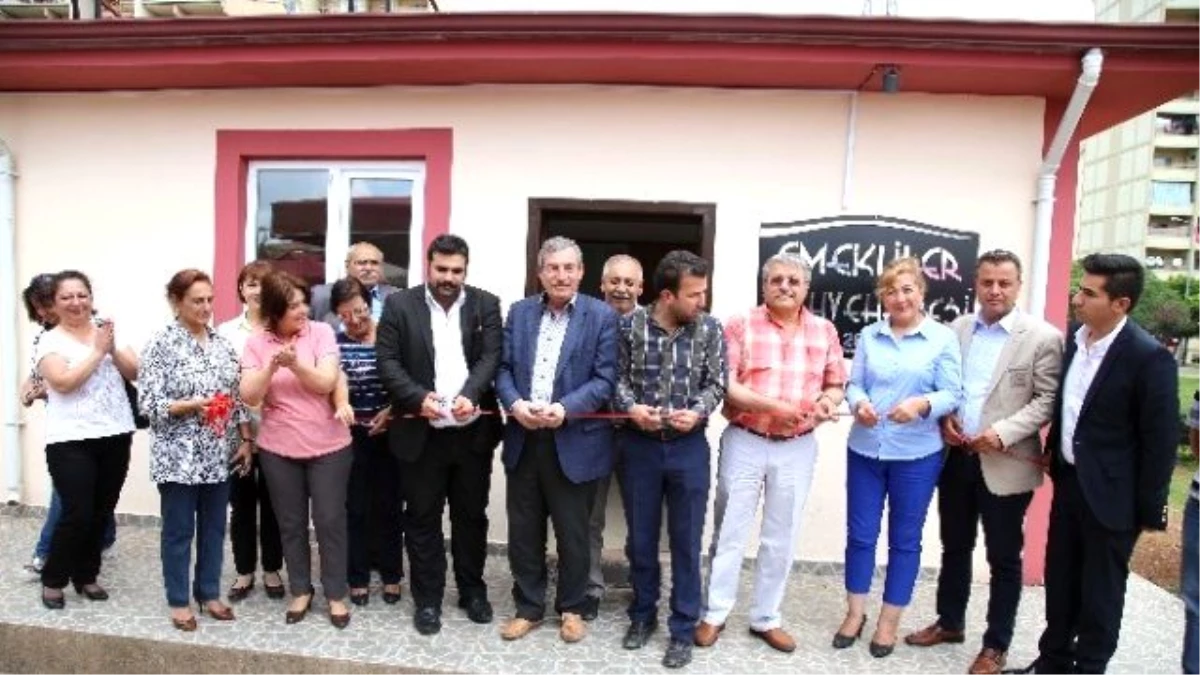 Emekliler Kahvehanesine Kütüphane Açıldı