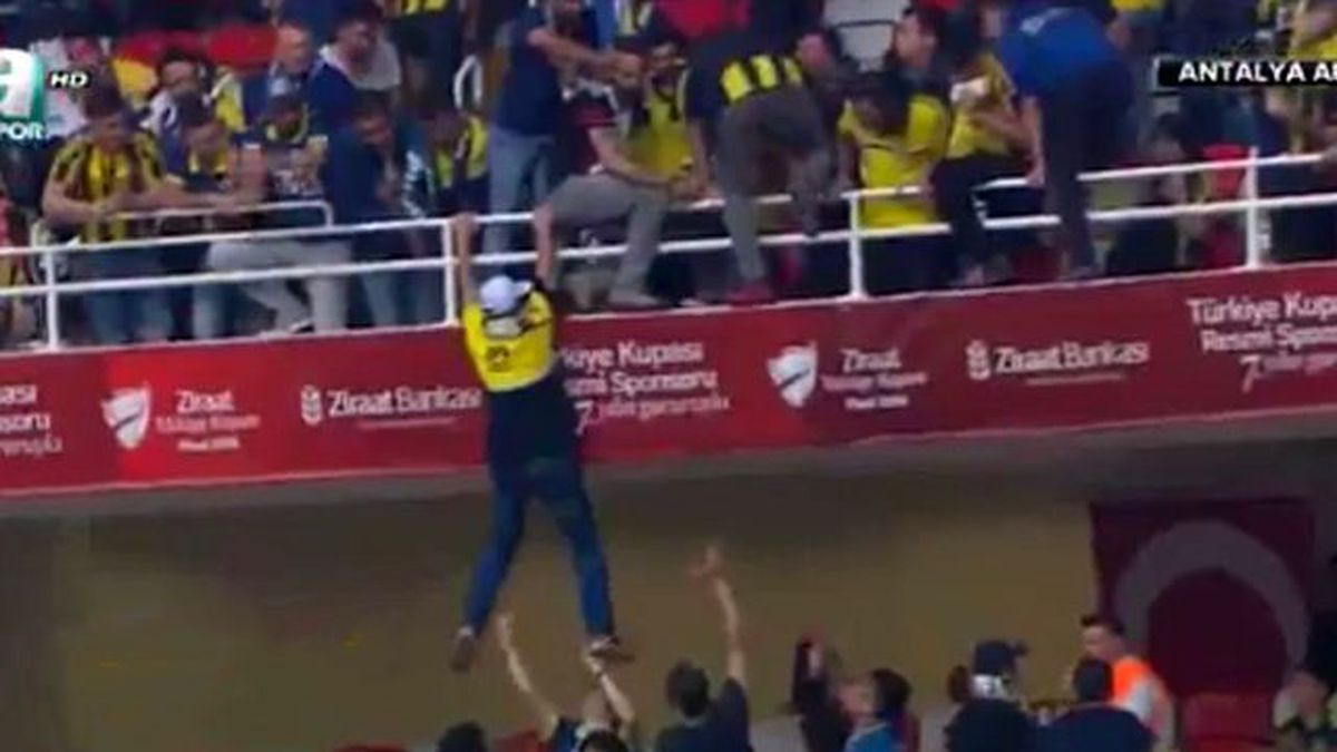 Fenerbahçeli Taraftarlar, Stadyumda Üst Kattan Alt Kata İndi