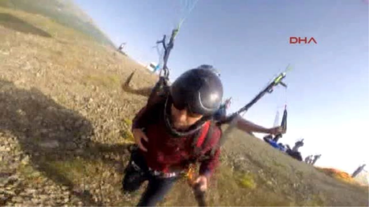 İskenderun Yamaç Paraşütüyle Uçan Berberin Heyecan ve Korkusu Kamerada