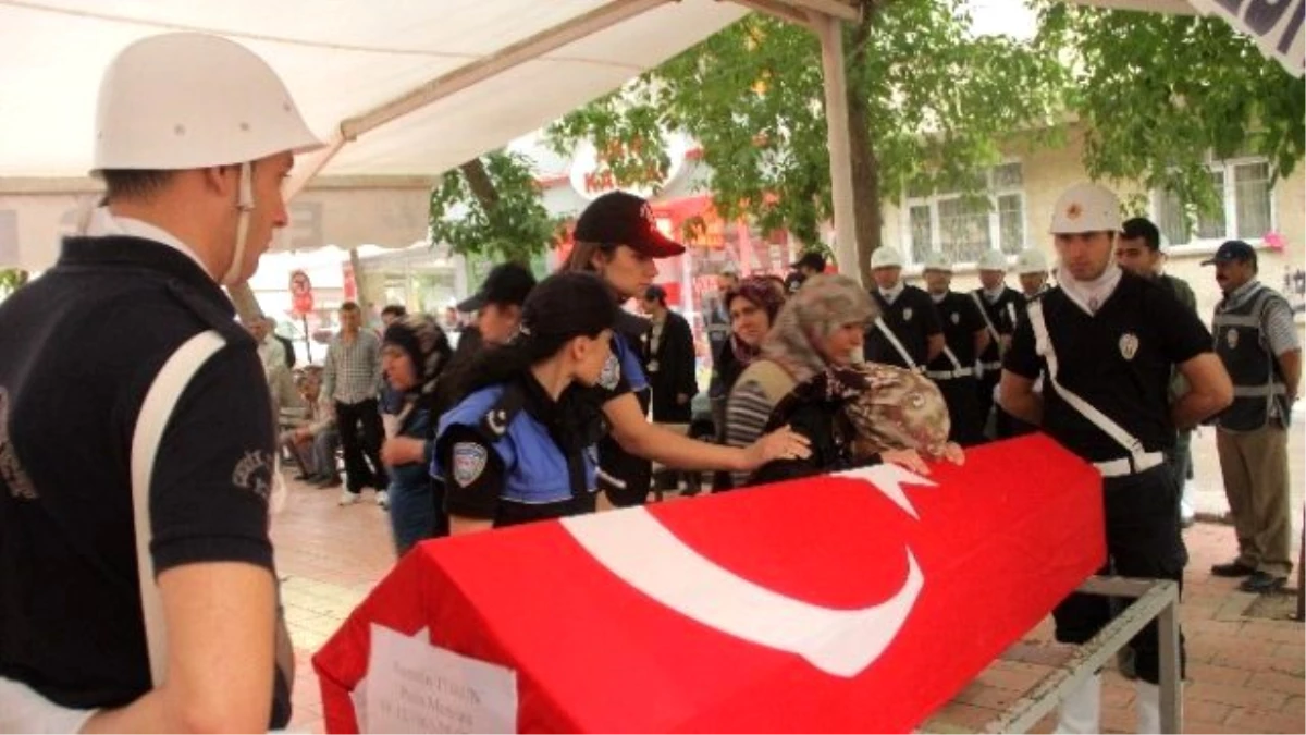 Kalp Krizine Yenik Düşen Polis Son Yolculuğuna Uğurlandı