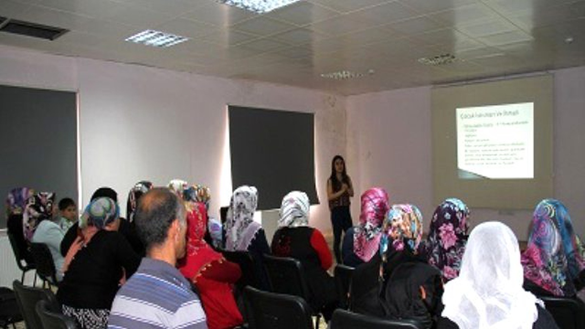 Kaynartepe\'de Ailelere İhmal-İstismar Eğitimi