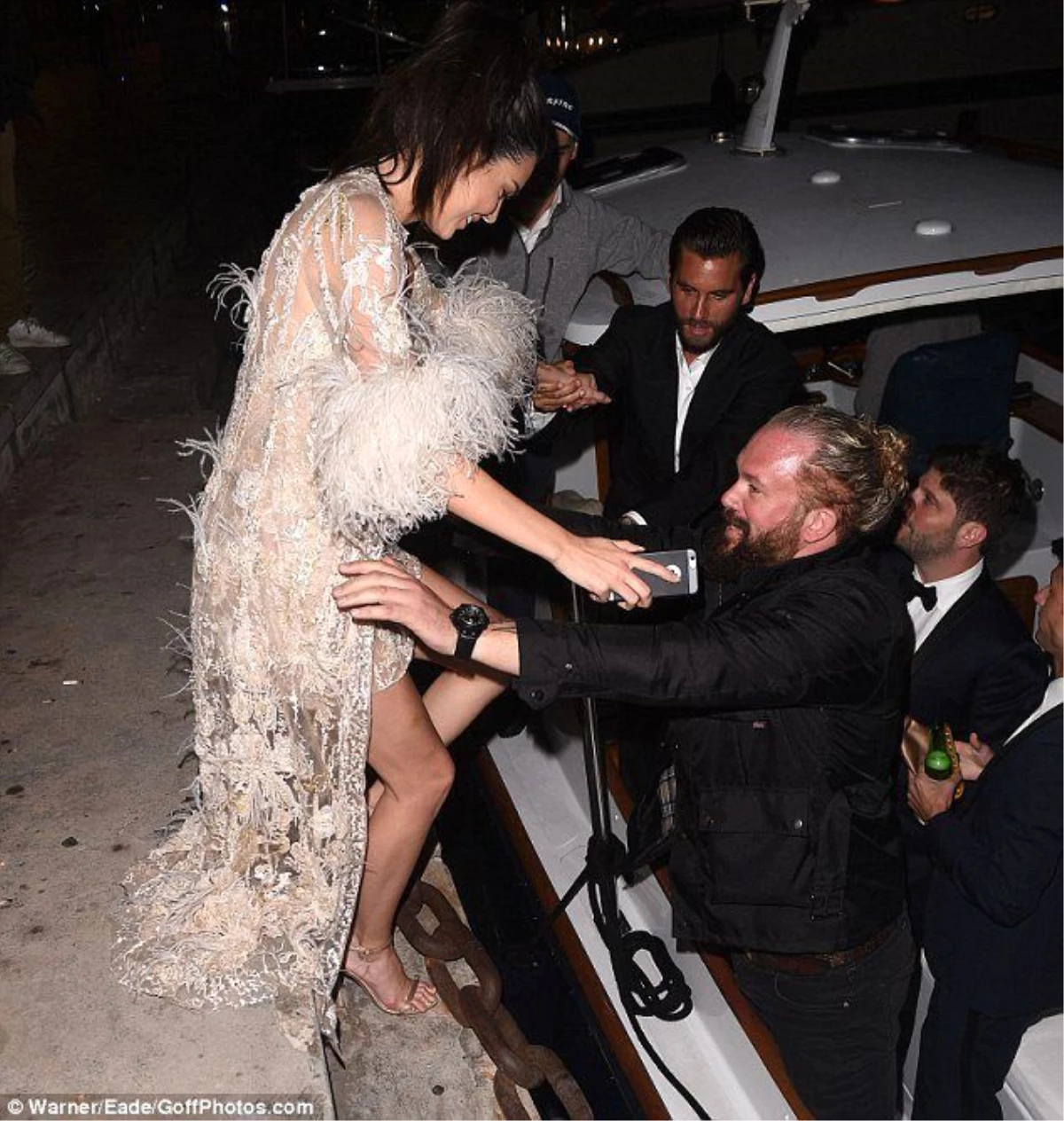 Kendall Jenner, Bir Tekne Dolusu Erkeğin İçinde Kaldı
