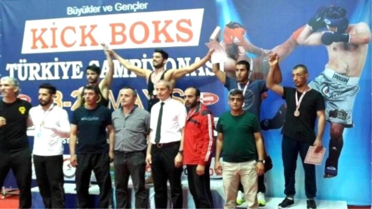 Kick Boks Sporcuları Madalya ile Döndü