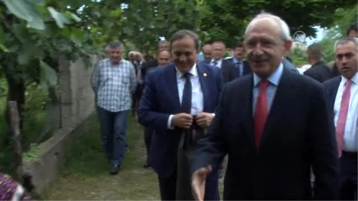 Kılıçdaroğlu, Fındık Bahçesinde Tırpanla Ot Biçti (2)