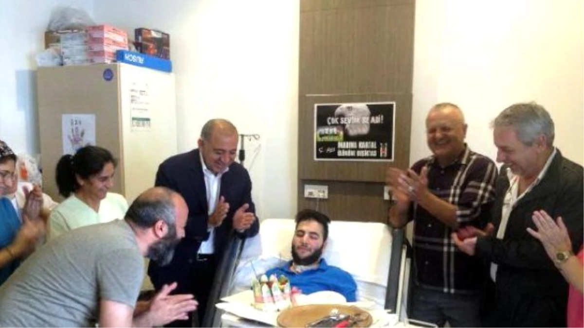Maganda Kurbanı Liseli Ahmet Emre\'ye Hastanede Sürpriz Doğum Günü