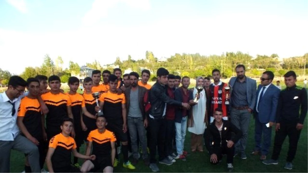 Malazgirt\'te Liseler Arası Futbol Turnuvası