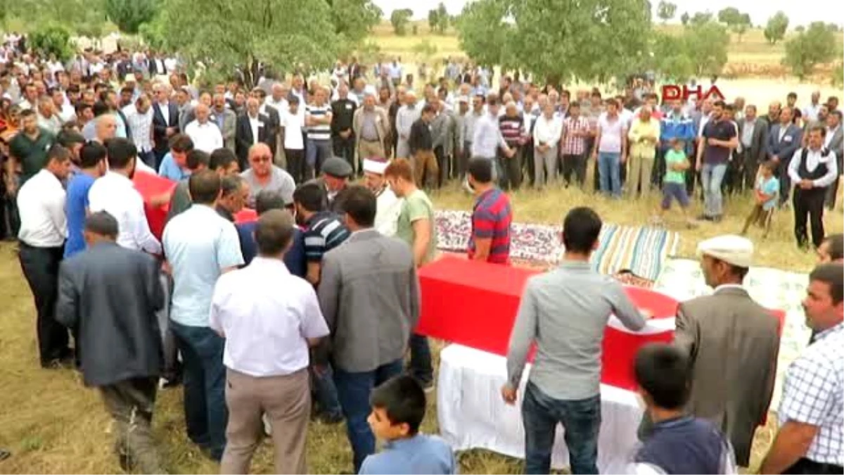 Midyat\'ta Şehit Olan Geçici Köy Korucuları Toprağa Verildi