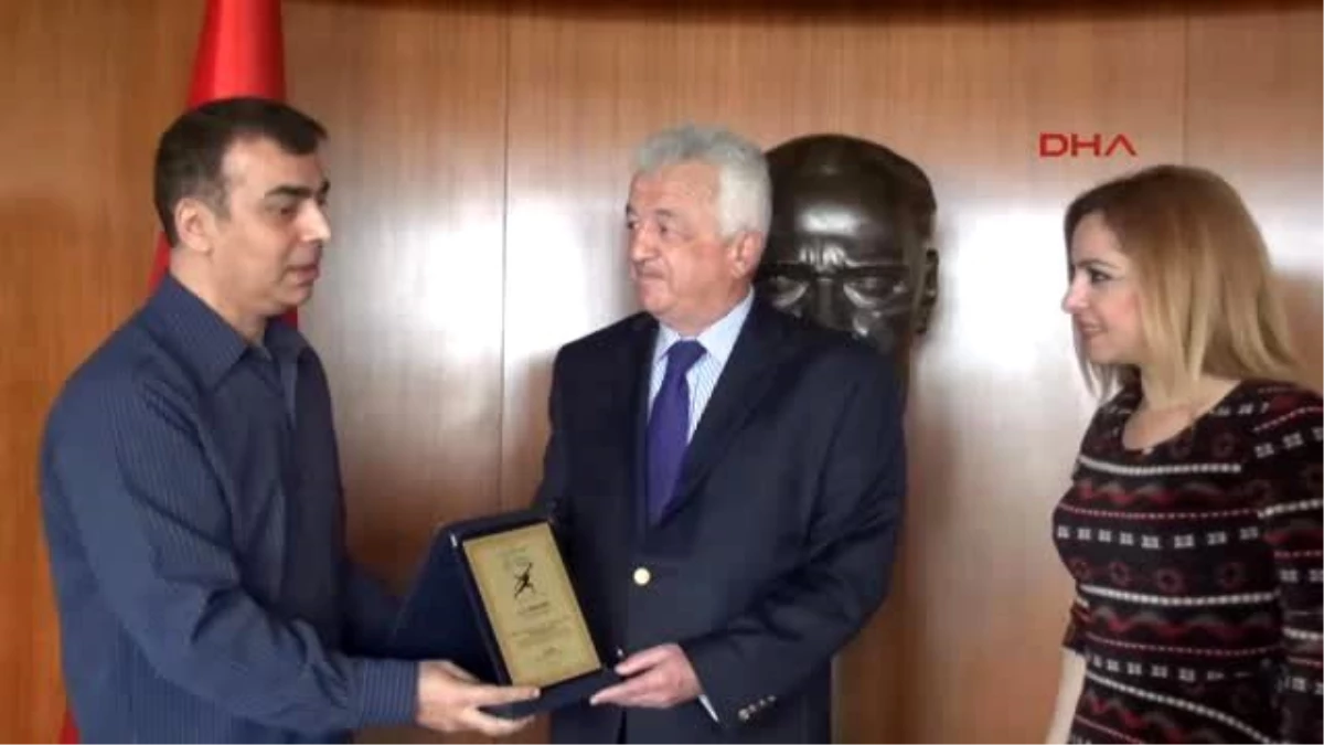 Paris Büyükelçisi Akil\'e Akademik Ödül