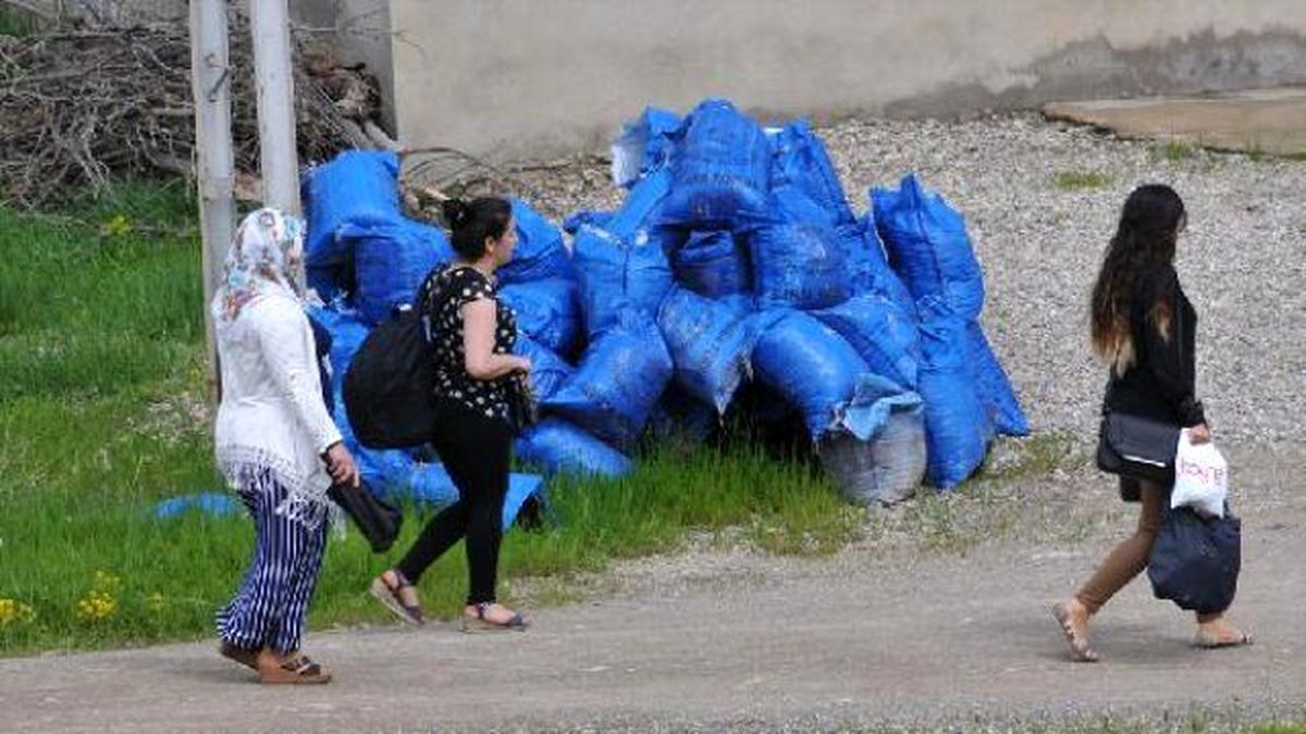 Yüksekova'da Yasağa Rağmen Evlerine Dönmeye Başladılar