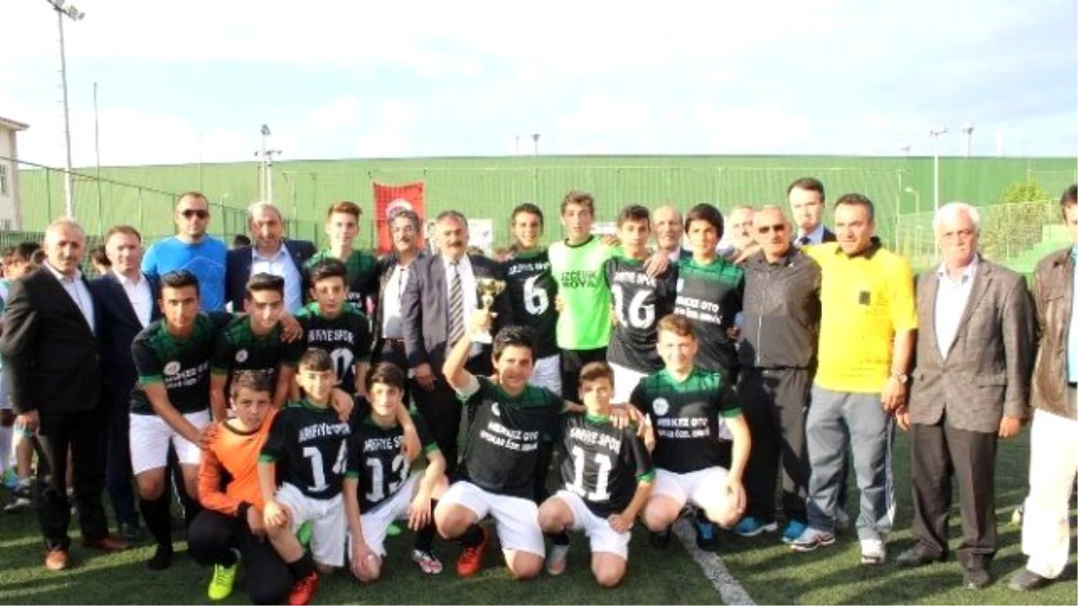 Arifiye Belediyesi Okullar Arası Futbol Turnuvası Bitti