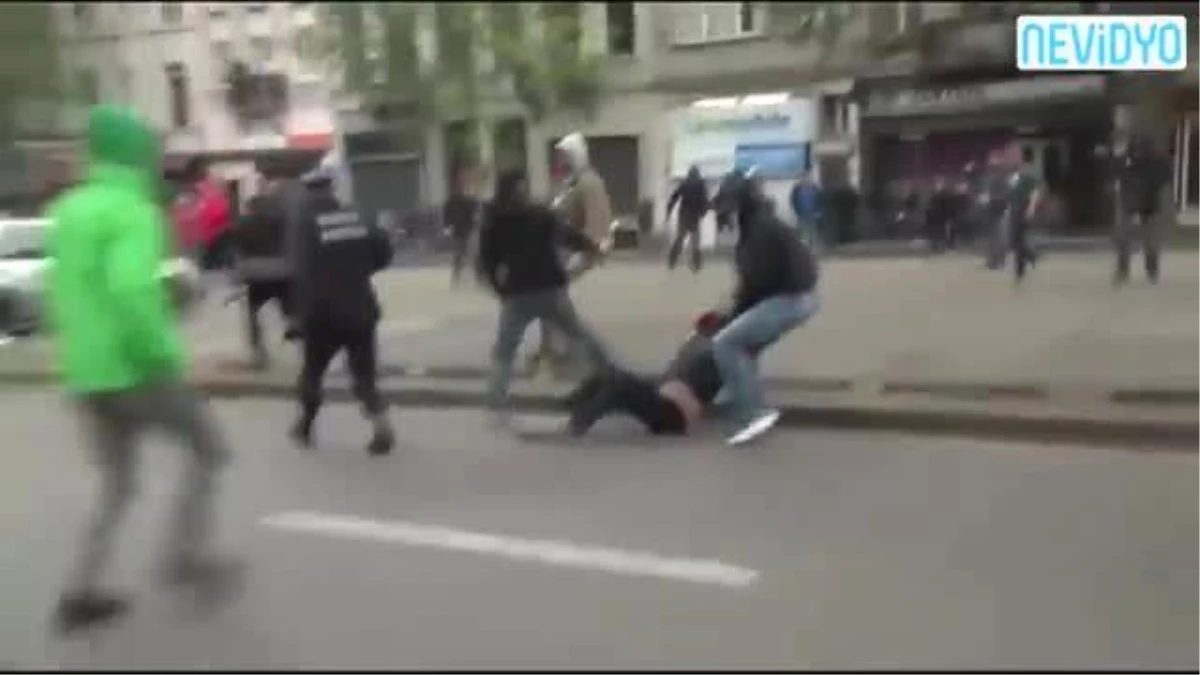 Brüksel\'de Eylemcinin Yumruğu Polis Şefini Yere Yıktı