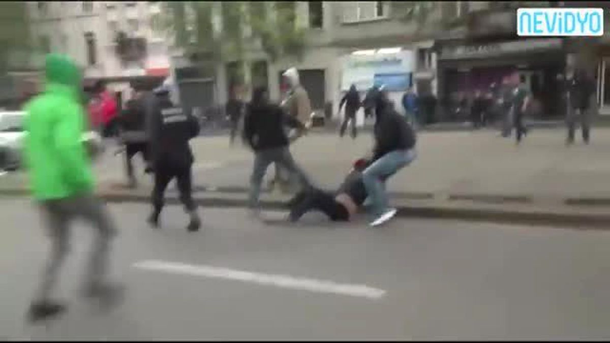 Brüksel'de Eylemcinin Yumruğu Polis Şefini Yere Yıktı