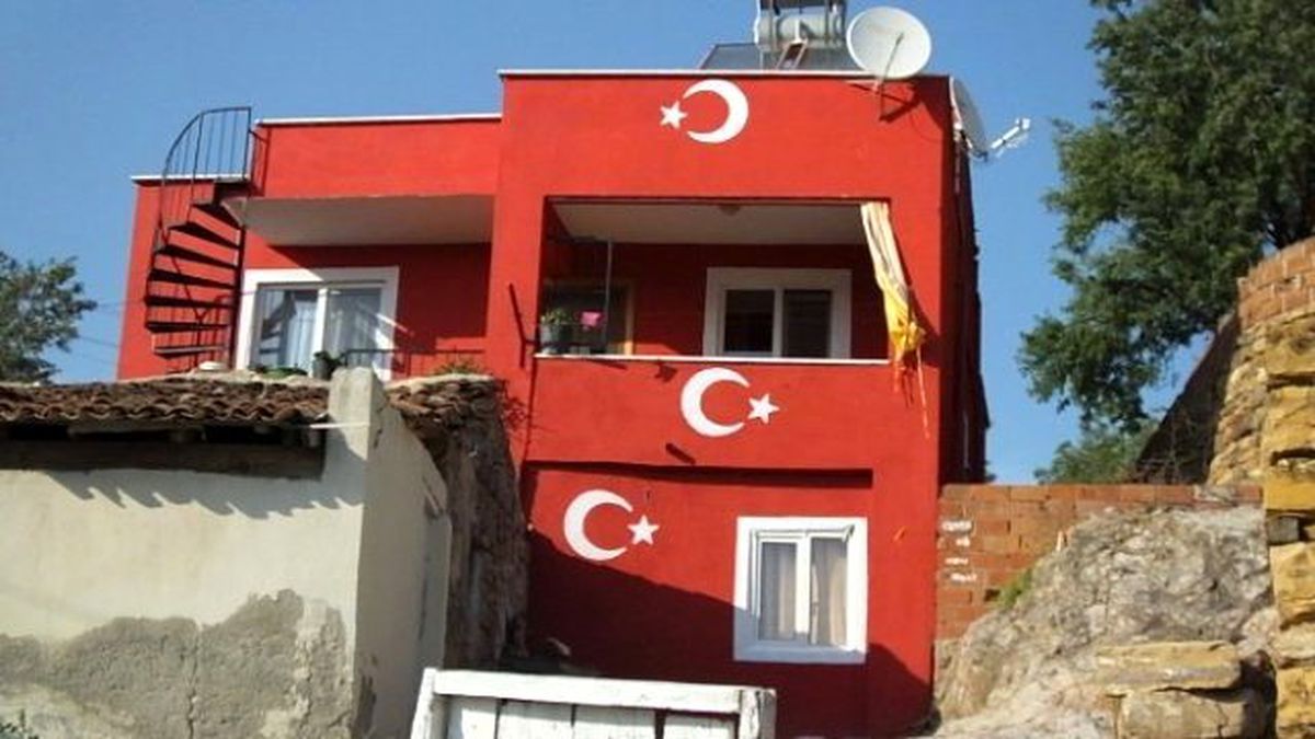 Burhaniye\'de Ceyda Hanımın Bayrak Sevgisi