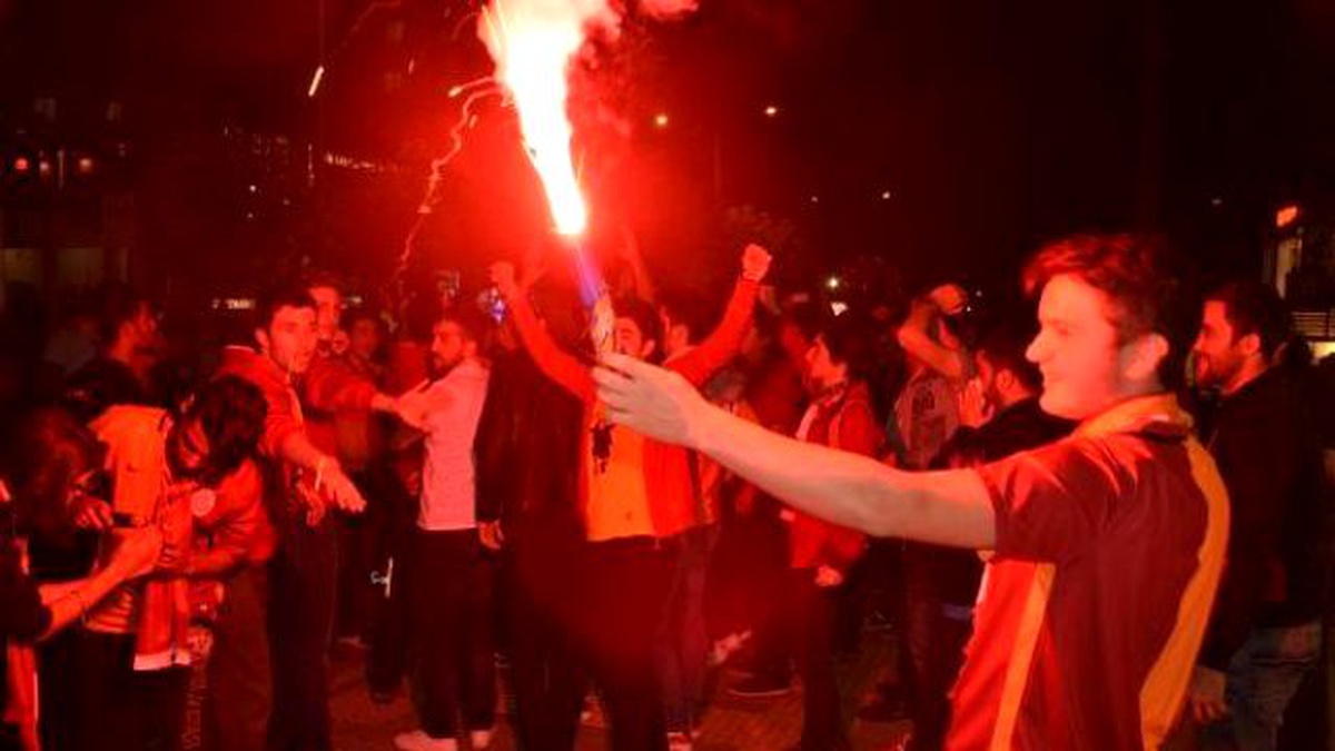 Bursa\'da Galatasaray Taraftarından Coşkulu Kutlama