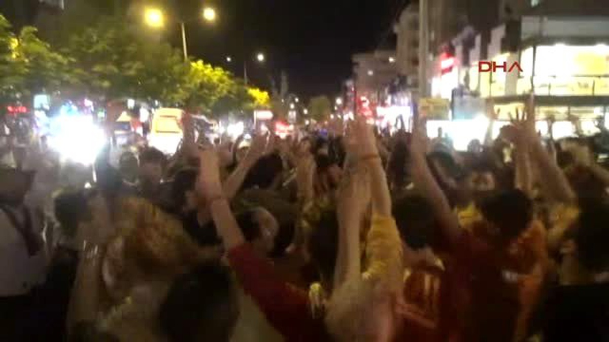 Bursa\'da Galatasaray Taraftarından Coşkulu Kutlama