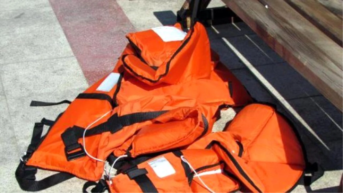 Çeşme\'de Polyester Teknede 15 Mülteci Yakalandı