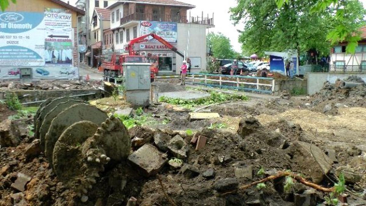 Çivi Deresi Köprüsü Yıkıldı