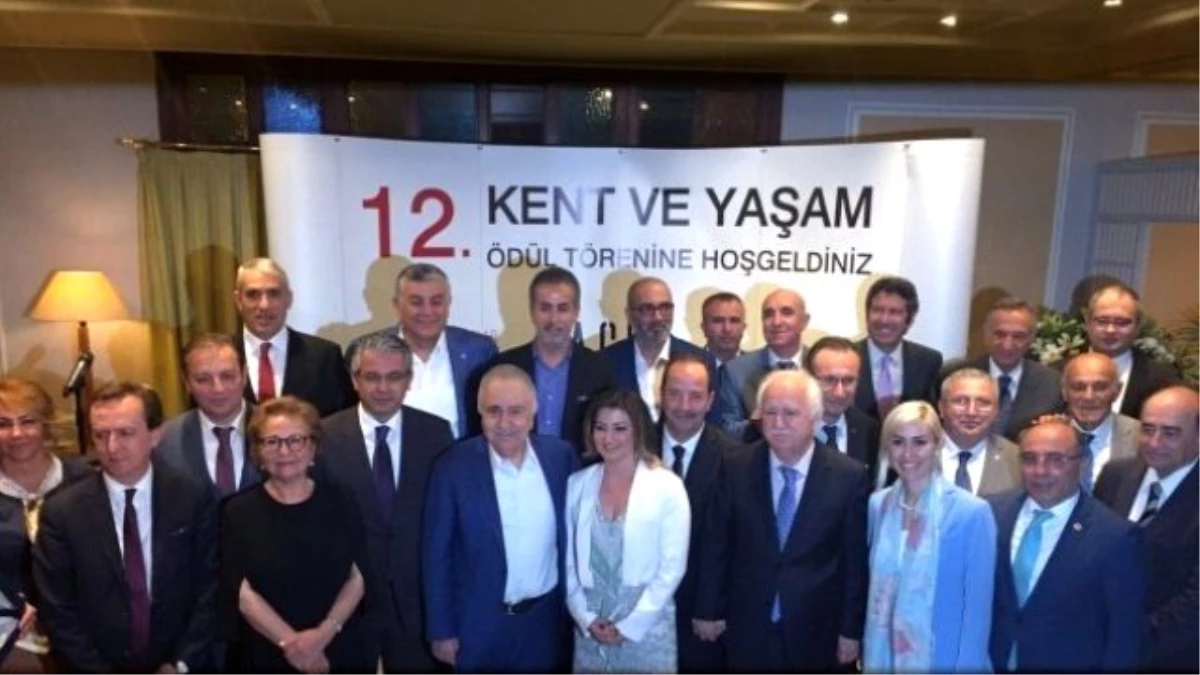Edirne Belediye Başkanı Gürkan\'a Kent ve Dayanışma Ödülü